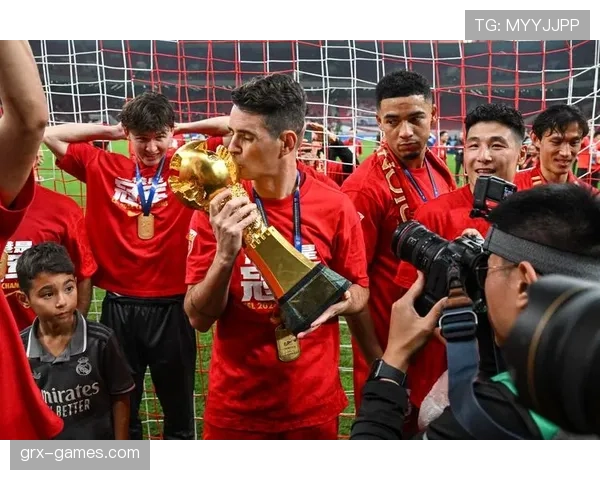 海港队成功卫冕中超冠军，再次展现强劲实力与冠军风采