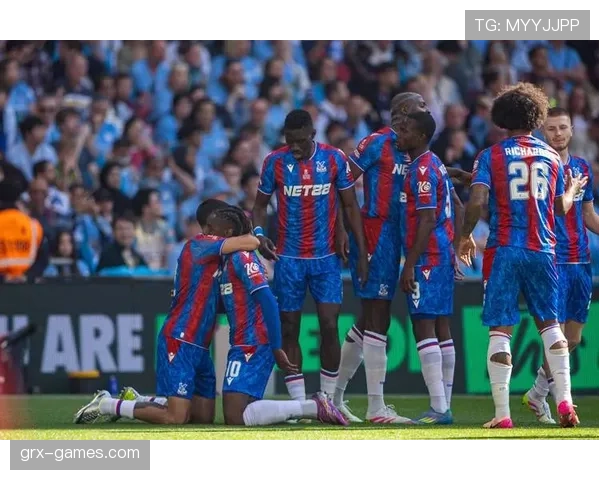 埃兹里·孔萨新赛季英超强势回归，防守转型显成效状态回暖