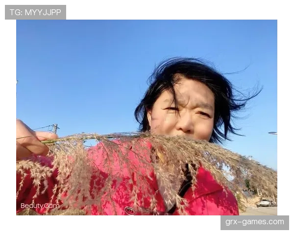 张雨霏训练完随手啃鸡腿的样子，真不像刚游完10公里的人